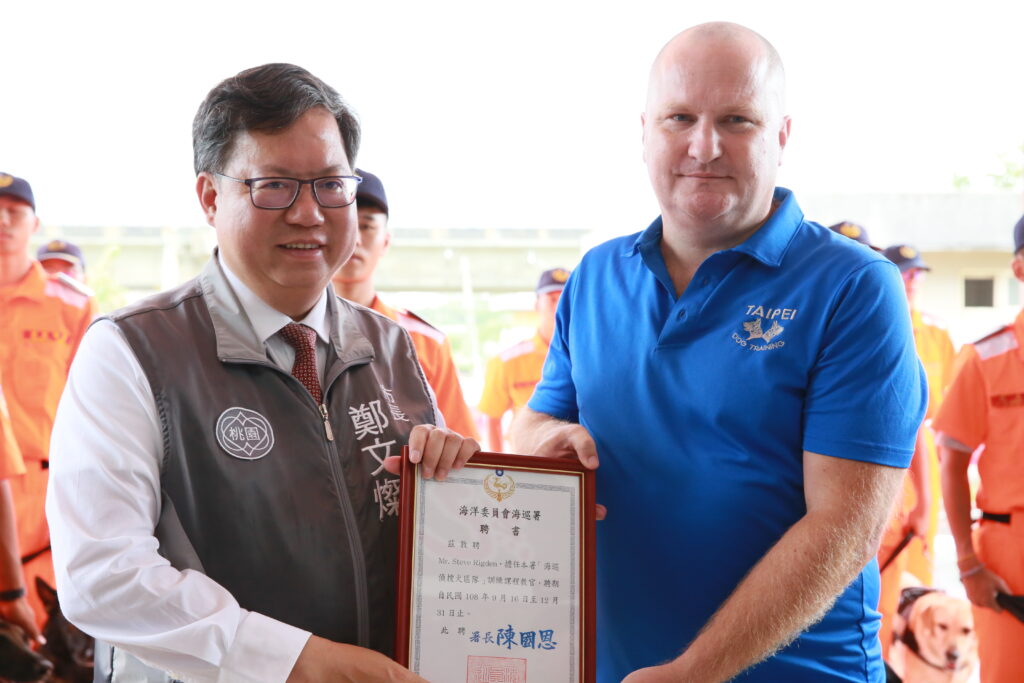 politician giving an award to Taipei dog training